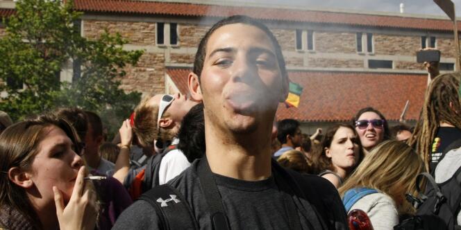 Un homme souffle de la fumée de cannabis lors d'une manifestation pro-marijuana à l'université du Colorado, le 20 avril.