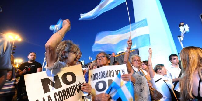 A Buenos Aires, le 8 novembre, des Argentins manifestent contre la réélection potentielle de Cristina Kirchner, dans un contexte d'augmentation de l'insécurité et de la corruption.