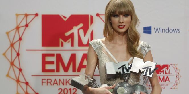 Chez les femmes c'est la chanteuse américaine de country pop Taylor Swift, 22 ans, qui a écrasé la concurrence.