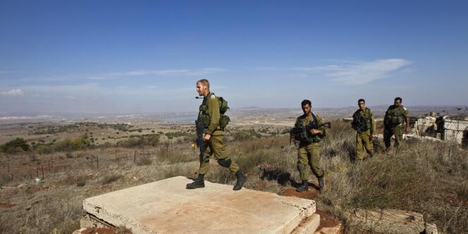Des soldats israéliens, le 4 novembre 2012, sur les hauteurs du plateau du Golan, près de la frontière israélo-syrienne.
