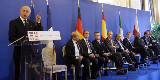 Le ministre des affaires étrangères Laurent Fabius et ses homologues européens à Paris, le 15 novembre 2012. 