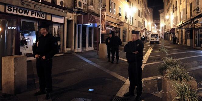  Des policiers près de la scène du crime, dans le centre-ville d'Ajaccio.