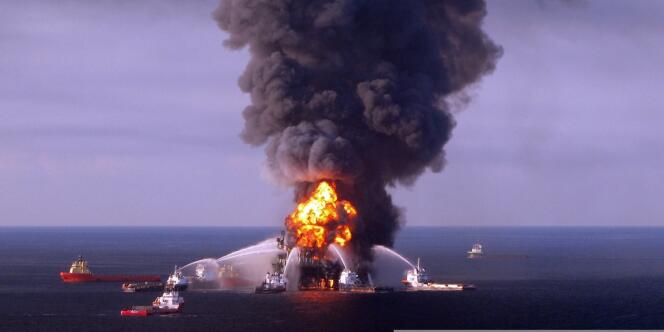 Les gardes-côtes américains essaient d'éteindre l'incendie de la plate-forme pétrolière Deepwater Horizon, le 21 avril 2010. 