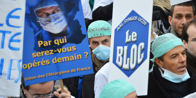 Quelques 2000 médecins ont manifesté devant le ministère de la santé à Paris mercredi 14 novembre contre l'accord limitant les dépassements d'honoraires.