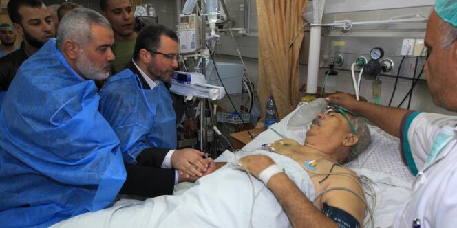Le leader du Hamas en compagnie du premier ministre égyptien Hisham Qandil dans un hôpital de Gaza City. 