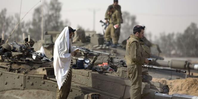 Des soldats israéliens prient sur leurs tanks à la frontière de la bande de Gaza vendredi 16 novembre. 