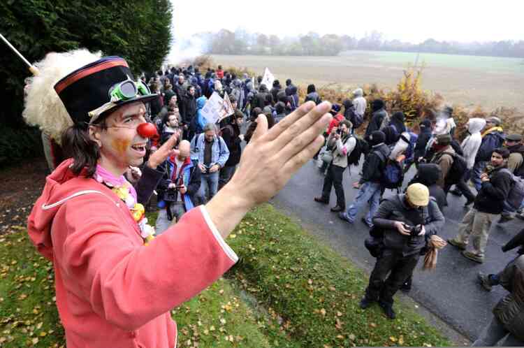 A disguised protester takes part in a demonstration among opponents to a project to build an international airport, on November 17, 2012 in Notre-Dame-des-Landes, western France. The project was signed in 2010 and the international airport is supposed to open in 2017 near the western city of Nantes. AFP PHOTO JEAN-SEBASTIEN EVRARD
