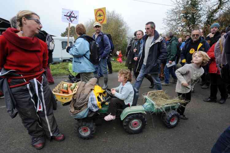 Farmers, environmental activists and opponents demonstrate against a project to build an international airport on November 17, 2012 in Notre-Dame-des-Landes, western France. The project was signed in 2010 and the international airport is supposed to open in 2017 near the city of Nantes.   AFP PHOTO/JEAN-FRANCOIS MONIER