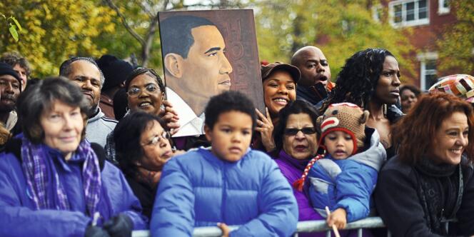 Le lendemain de sa réélection, des soutiens du président Obama l'attendent devant sa maison de Chicago.