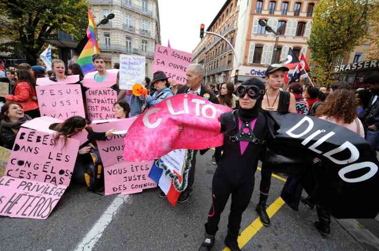People rally in support of same-sex marriage during a counter-demonstration of a march against gay marriage on November 17, 2012 in Toulouse, southern France. France's Socialist government on November 7, 2012 adopted a draft law to authorise gay marriage and adoption despite fierce opposition from the Roman Catholic Church and the right-wing opposition.   TOPSHOTS/AFP PHOTO/PASCAL PAVANI