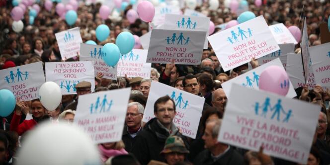 Plus de 100 000 opposants au mariage et à l'adoption pour les homosexuels avaient pour la première fois massivement fait entendre leur voix le 17 novembre, avec des manifestations dans plusieurs villes.