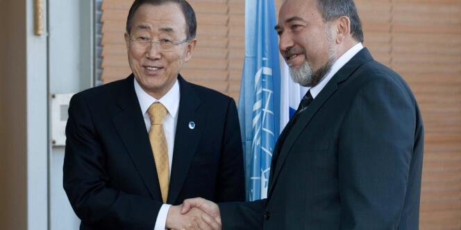 Le secrétaire général de l'ONU Ban Ki-moon et le ministre des affaires étrangères Avigdor Lieberman, à Jérusalem le 20 novembre 2012. 