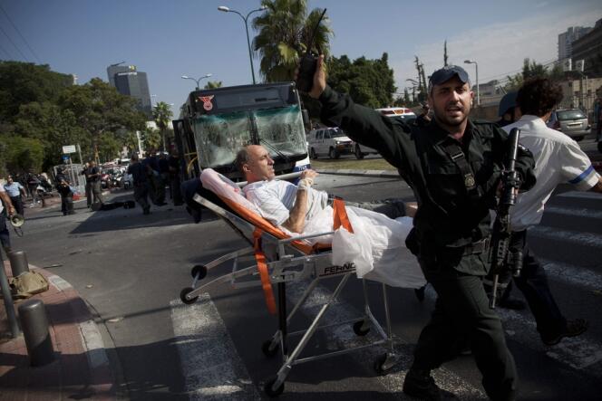 Un blessé est évacué des lieux de l'attentat à Tel-Aviv.