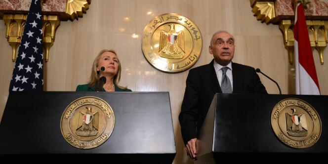 La secrétaire d'Etat américaine, Hillary Clinton, et le ministre égyptien des affaires étrangère,s Mohamed Kamel Amr, lors de leur conférence de presse annonçant la trêve, mercredi.