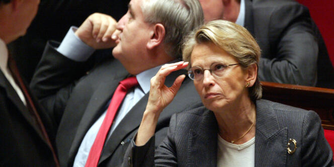 Michèle Alliot-Marie, quand elle était ministre de la défense, en 2004.