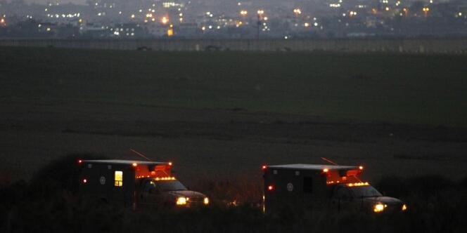 Des ambulances israéliennes quittent le nord de la bande de Gaza, mercredi soir.