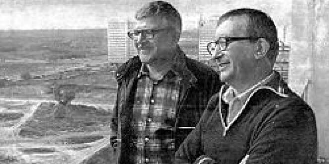 Arcadi et Boris Strougatski (à droite) dans les années 1980.