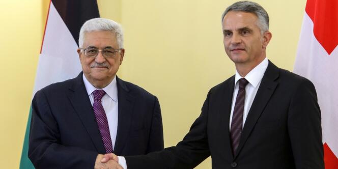 Le président de l'Autorité palestinienne, Mahmoud Abbas, et le ministre des affaires étrangères suisse, Didier Burkhalter, le 15 novembre 2012 à Berne.