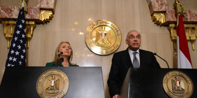 La secrétaire d'Etat américaine Hillary Clinton et le ministre égyptien des affaires étrangères, Mohamed Amr, le 21 novembre au Caire.