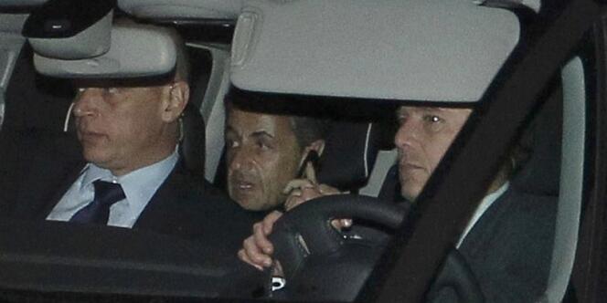 Nicolas Sarkozy quittant le palais de justice de Bordeaux aux côtés de son avocat, jeudi peu avant 22 heures.