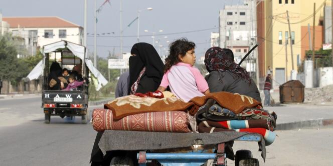 Une famille palestinienne retourne à son domicile au lendemain de l'entrée en vigueur d'une trêve à Gaza.