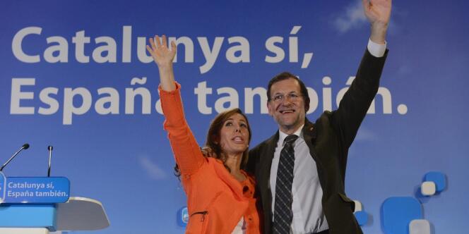 Mariano Rajoy, à droite, salue ses partisans accompagné de Alicia Sanchez Camacho, présidente de la section catalane du Parti populaire, le 20 novembre.