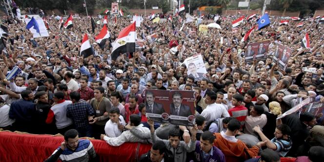 Des supporteurs du président Morsi, au Caire le 23 novembre. 
