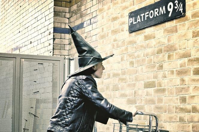 A Londres, le quai de King's Cross Station où s'arrête le train pour Poudlard, dans la fiction de JK Rowling. 