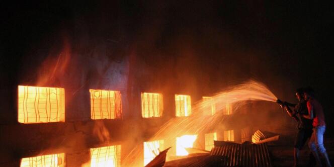 Environ un millier d'ouvriers se sont retrouvés piégés par les flammes, dans l'usine Tazreen Fashion, samedi soir 24 novembre.