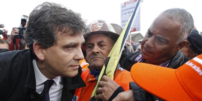Le ministre du redressement productif, Arnaud Montebourg, avec les ouvriers d'ArcelorMittal, à Florange, jeudi 27 septembre 2012.