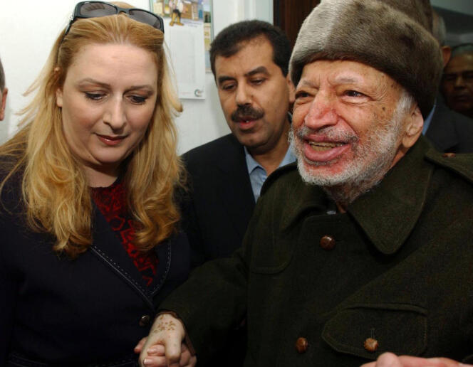 Le président de l'Autorité palestinienne, Yasser Arafat, et son épouse Souha, le 29 octobre 2004, lorsqu'il quitte, malade, son QG de Ramallah. 