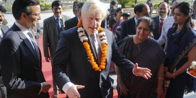 Le pétulant Boris Johnson, en visite en Inde, invite le numéro un mondial de l'acier à quitter l'Hexagone et à se réfugier outre-Manche.