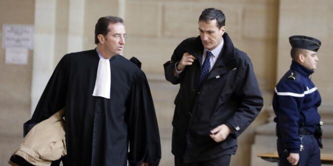 Le colonel Eric Burgaud et son avocat Alexis Gublin, le 27 novembre à la Cour d'assises de Paris. Cinq ans d’emprisonnement ont été requis jeudi 6 décembre pour le colonel Eric Burgaud.
