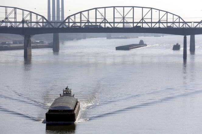 Des barges remontent le Mississippi à Saint Louis, le 16 novembre. La baisse du niveau du fleuve pourrait empêcher la navigation. 