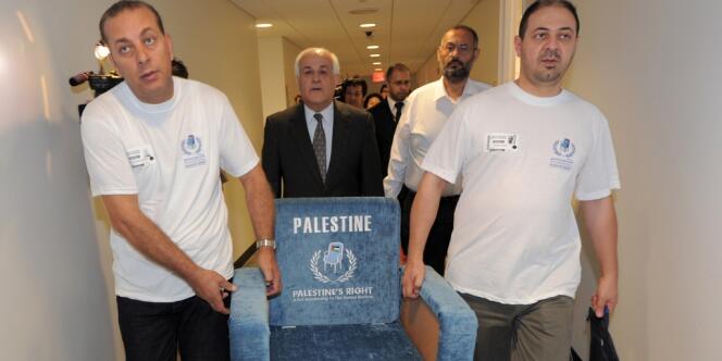 L'ambassadeur de la Palestine auprès de l'ONU, Riyad Mansour (au centre), en septembre 2011 au siège de l'ONU à New York.