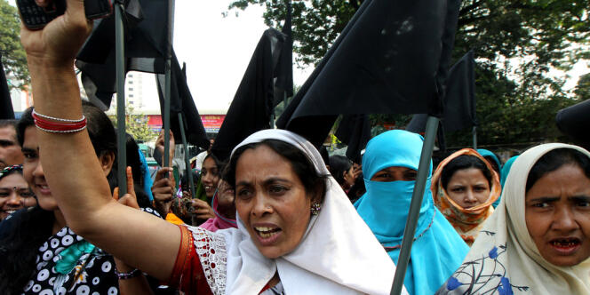 Des manifestantes bangladaises contre les conditions de travail des ouvriers dans les usines de textile, à Dacca le 28 novembre 2012. 
