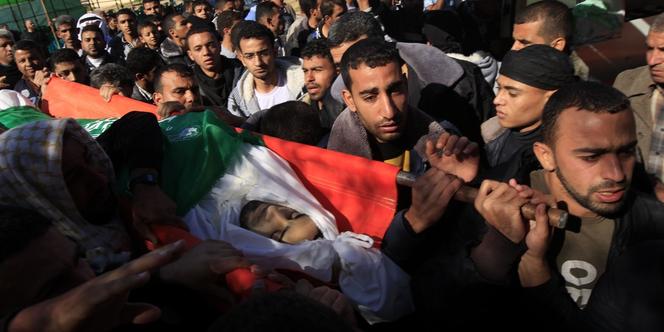 A Rafah, dans la bande de Gaza, des Palestiniens portent le 1er décembre la dépouille de Mahmoud Jargoun, 21 ans, tué la veille par un tir de missile israélien.