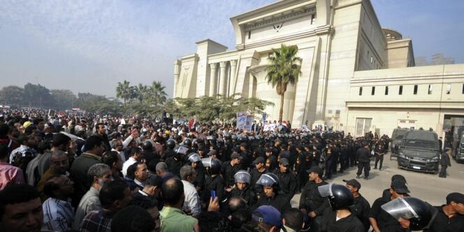 Des manifestants se massent devant la Haute Cour constitutionnelle égyptienne, dimanche 2 décembre.