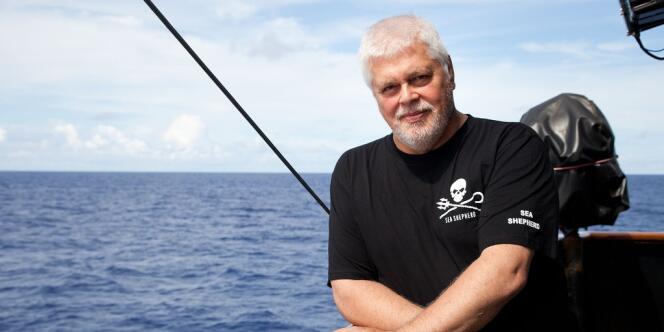 Recherché par le Costa-Rica, où il est accusé d'avoir mis en danger un équipage lors d'une opération contre la chasse aux requins en 2002, Paul Watson, 61 ans, est le fondateur de l'organisation Sea Sheperd.