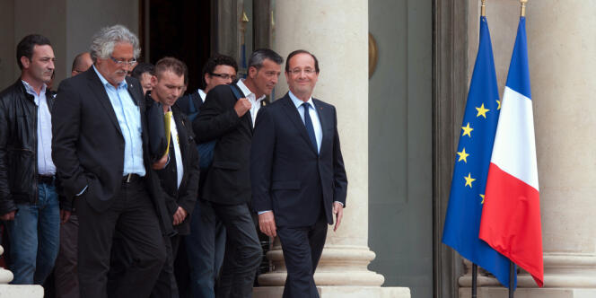 François Hollande et les représentants syndicaux d'ArcelorMittal à la sortie de l'Elysée, le 4 juin 2012.
