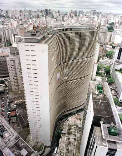 A view of Copan, Latin America's largest apartment building with some 1,600 units, which is built by Brazilian architect Oscar Niemeyer, is seen in Sao Paulo, in this December 12, 2007 file photo. Niemeyer, a towering patriarch of modern architecture who shaped the look of modern Brazil and whose inventive, curved designs left their mark on cities worldwide, died late on December 5, 2012. He was 104. Niemeyer had been battling kidney ailments and pneumonia for nearly a month in a Rio de Janeiro hospital. His death was confirmed by a hospital spokesperson. REUTERS/Paulo Whitaker/Files (BRAZIL - Tags: OBITUARY SOCIETY)