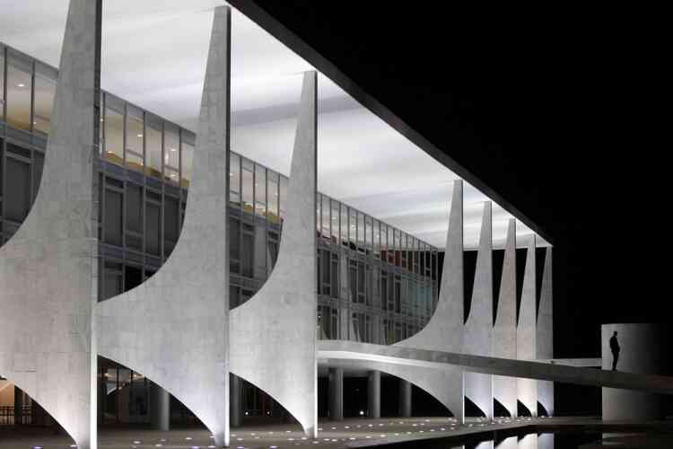 A security walks next to the Planalto Palace designed by Brazilian architect Oscar Niemeyer in Brasilia December 5, 2012. Niemeyer, a towering patriarch of modern architecture who shaped the look of modern Brazil and whose inventive, curved designs left their mark on cities worldwide, died late on Wednesday. He was 104. Niemeyer had been battling kidney ailments and pneumonia for nearly a month in a Rio de Janeiro hospital. His death was confirmed by a hospital spokesperson. REUTERS/Ueslei Marcelino (BRAZIL - Tags: OBITUARY POLITICS SOCIETY TPX IMAGES OF THE DAY)