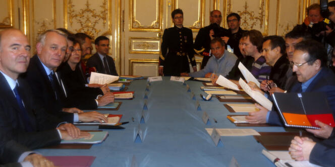 Jean-Marc Ayrault et Pierre Moscovici lors d'une réunion à Matignon avec les représentants des syndicats du site ArcellorMittal de Florange, le 5 décembre 2012.