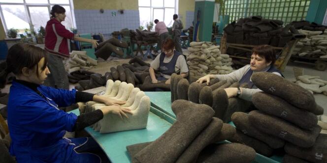 Des ouvriers fabriquent des chaussures dans une usine de Minsk (Biélorussie). 
