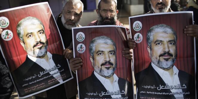 Des Palestiniens brandissent des affiches à l'effigie de Khaled Mechaal, le chef politique du Hamas, à l'occasion de sa visite dans la bande de Gaza le 7 décembre 2012.
