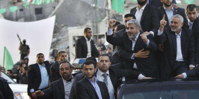 Le chef du Hamas, Khaled Mechaal, au côté d'Ismail Haniyeh (à dr.),le premier ministre du gouvernement du Hamas, vendredi 7 décembre dans les rues de Gaza.