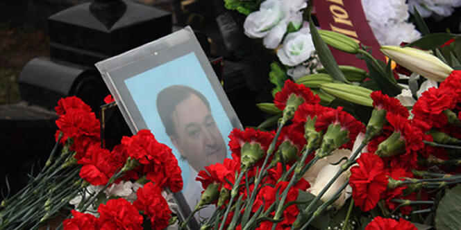 Sur la tombe de Sergueï Magnitski, le 20 novembre 2009 à Moscou.