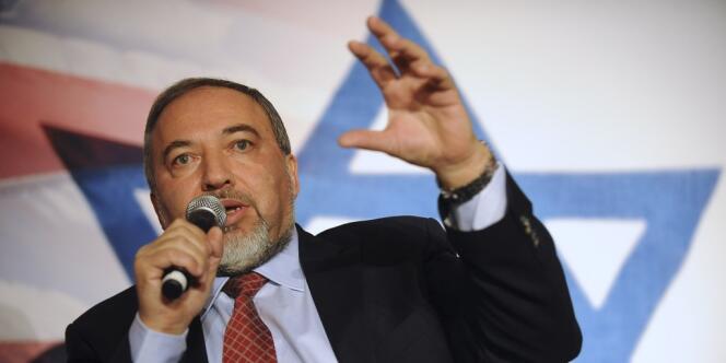 Avigdor Lieberman, le chef de file du parti Israël Beïtenou, a été à nouveau nommé ministre des affaires étrangères le 10 novembre 2013.