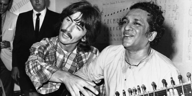 George Harrison et Ravi Shankar, à Los Angeles, en 1967.