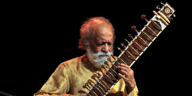Le maître du sitar, Ravi Shankar, lors d'un concert à Bangalore (Inde), le 7 février 2012.